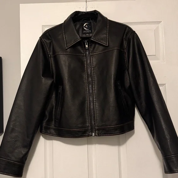 Disturbia | Ermania Crop Faux Leather Jacket - Picture 4 of 9